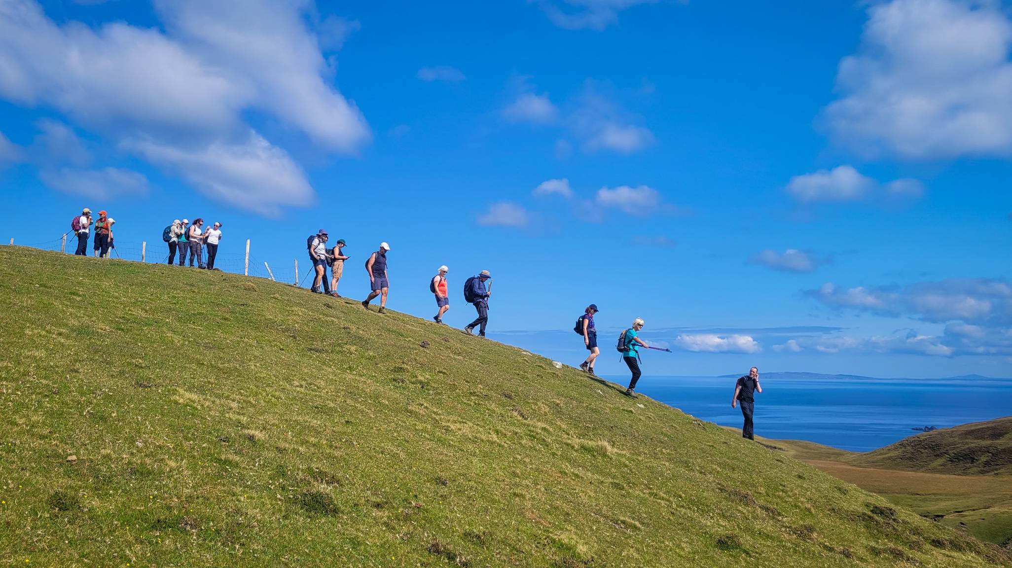 Dream Siúl Sléibhe ag siúl síos an chnoic faoi stiúir an treoraí Brendan McDyer