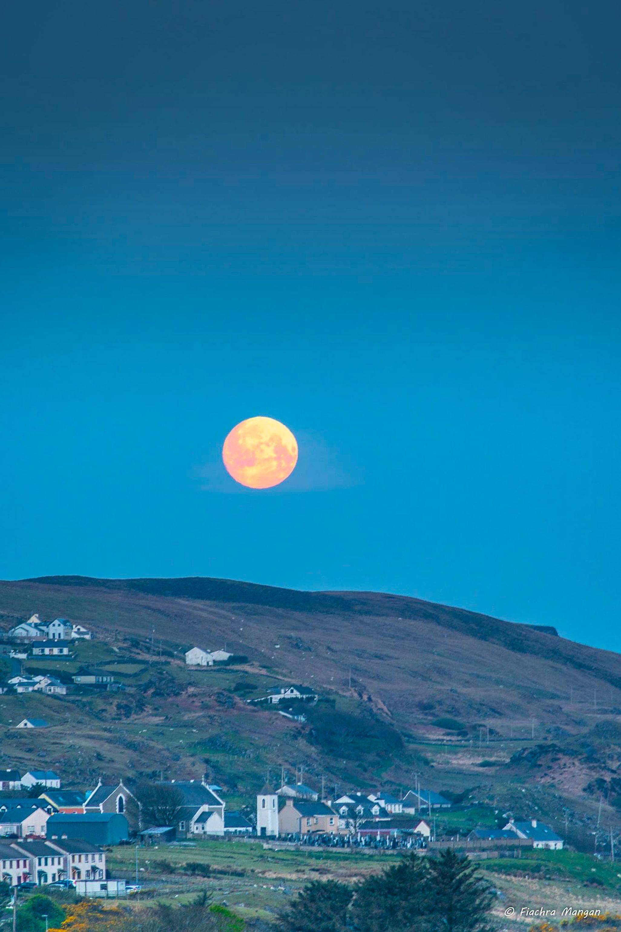 Gealach na gcoinleach os cionn an Chaisil, Gleann Cholm Cille