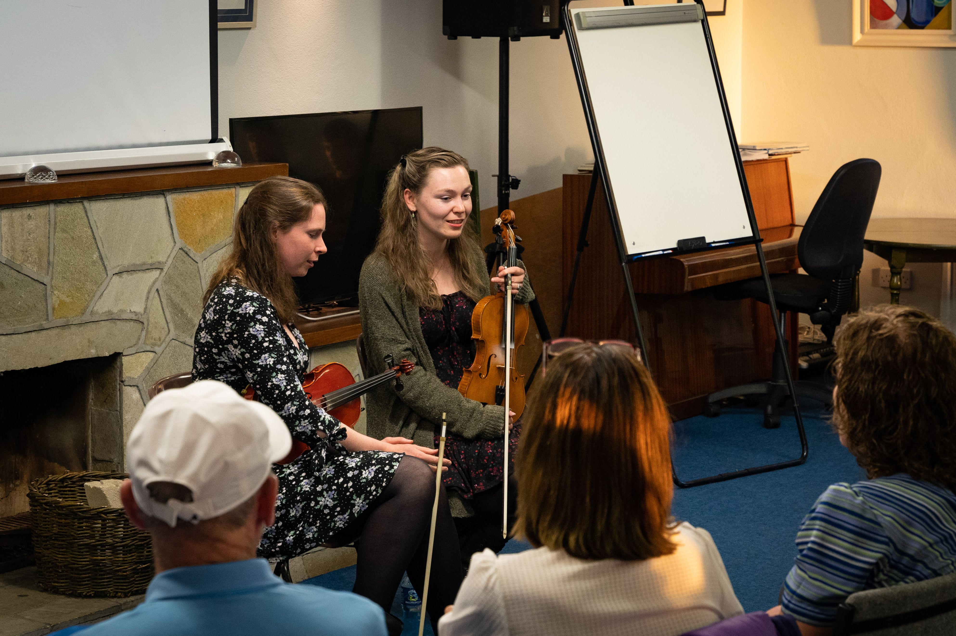 Ellie & Brídín Nic Fhionnghaile singing