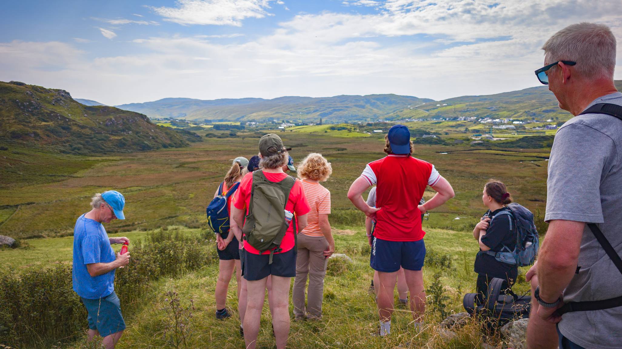 Grúpa siúl sléibhe ag amharc soir ar Ghleann Cholm Cille