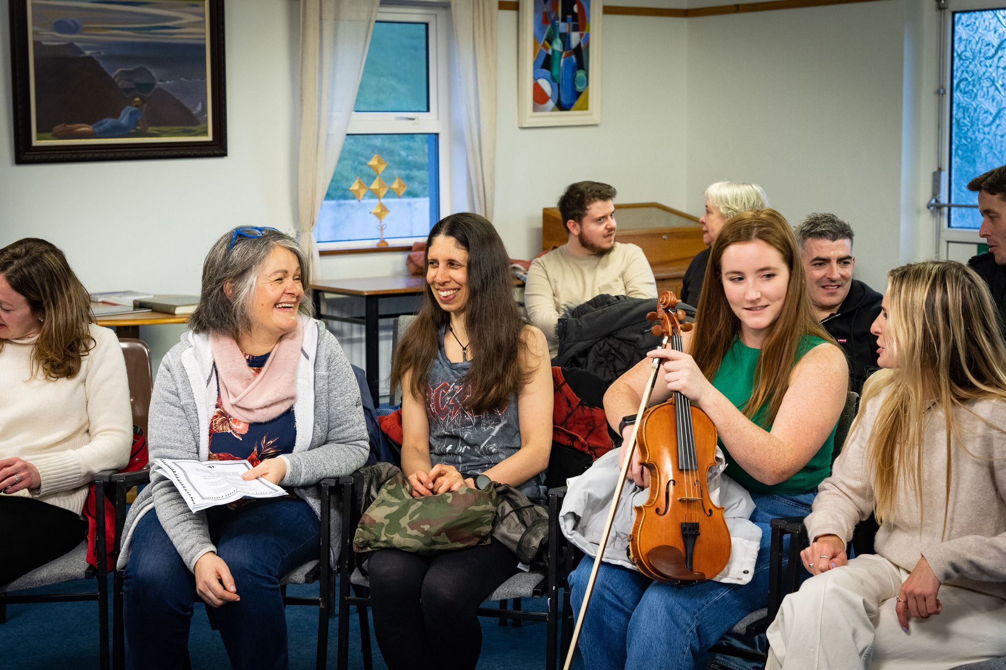 Rannpháirtithe as Éirinn, an Fhionlainn agus SAM ag caint agus ag gáire le linn cúrsa de chuid Oideas Gael