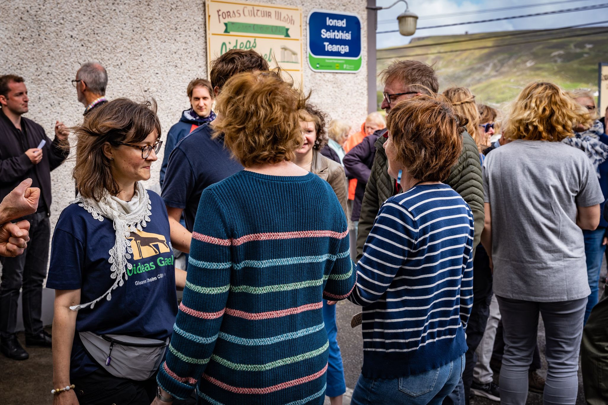 Daoine ag damhsa ag Scoil Samhraidh Oideas Gael