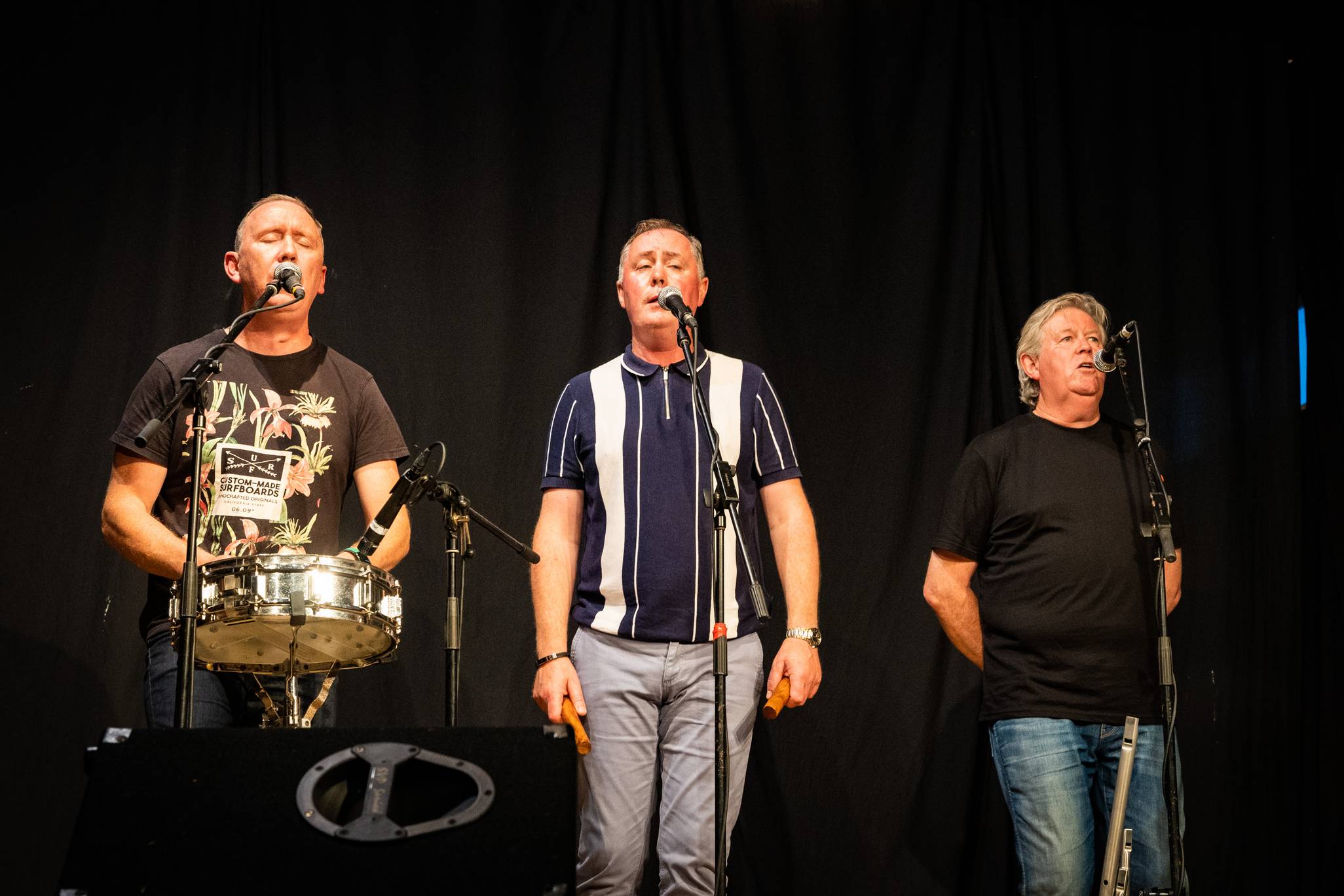 Baill de Chlann Mhic Ruairí ag seinm i Halla Muire