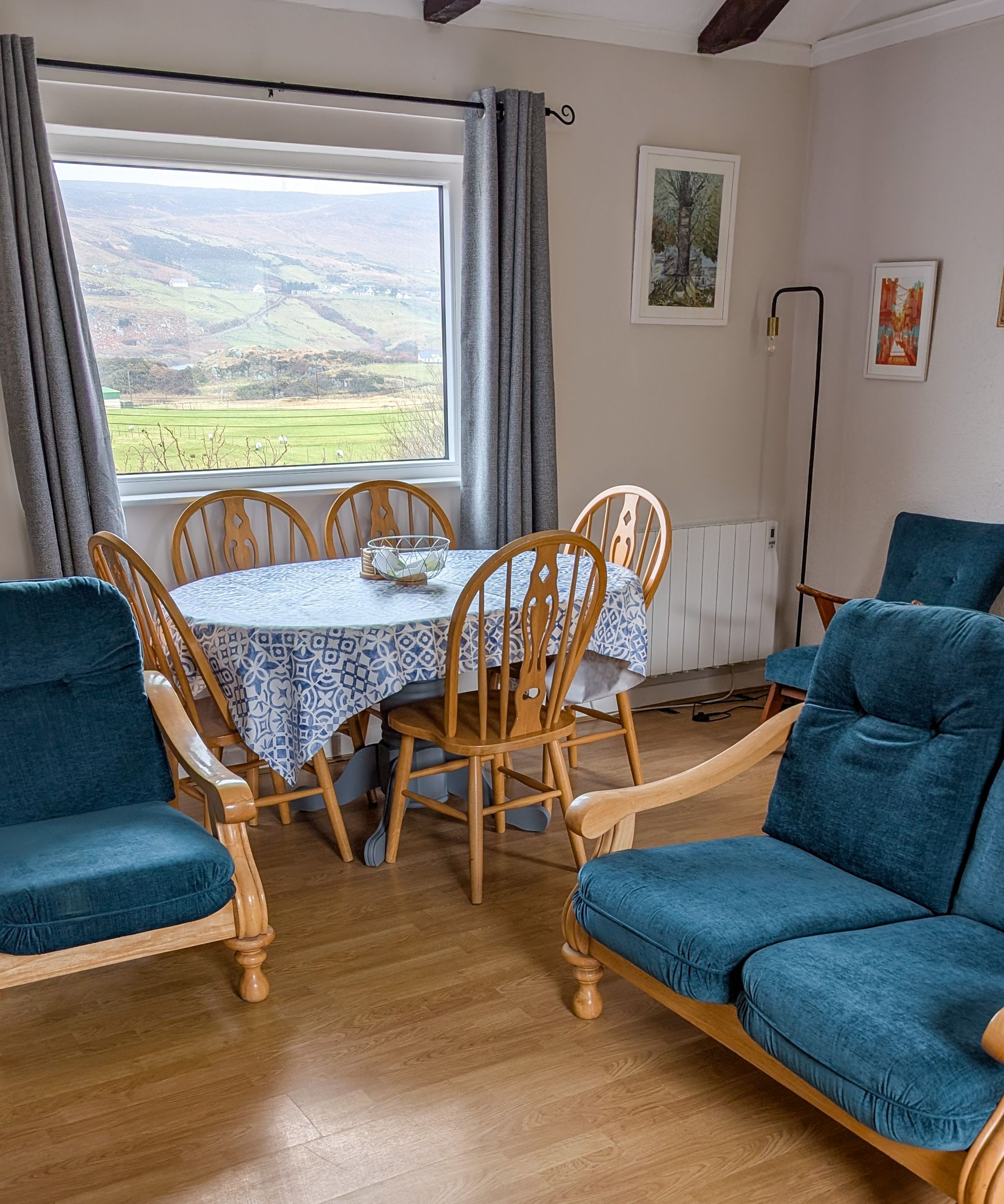 Teach Foinse — living room