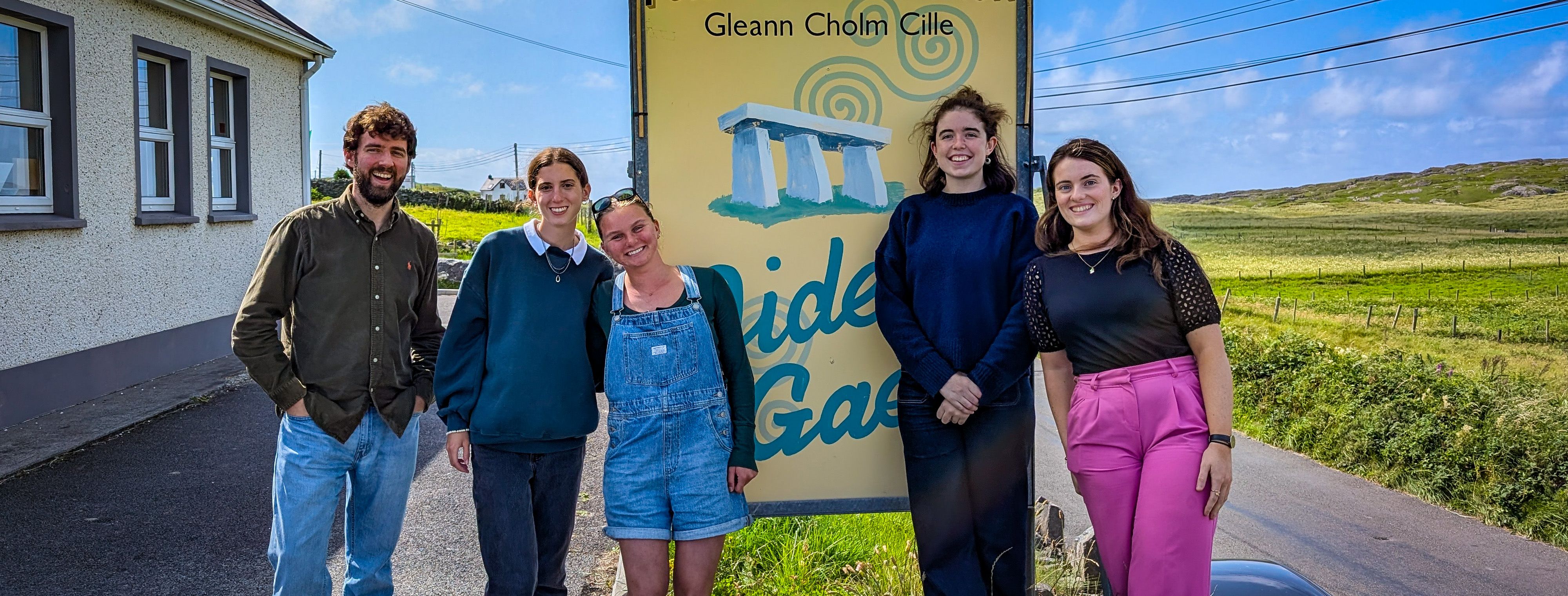 Múinteoirí Oideas Gael le roinnt mac léinn de chuid Ollscoil Notre Dame a bhí ag freastal ar chúrsa