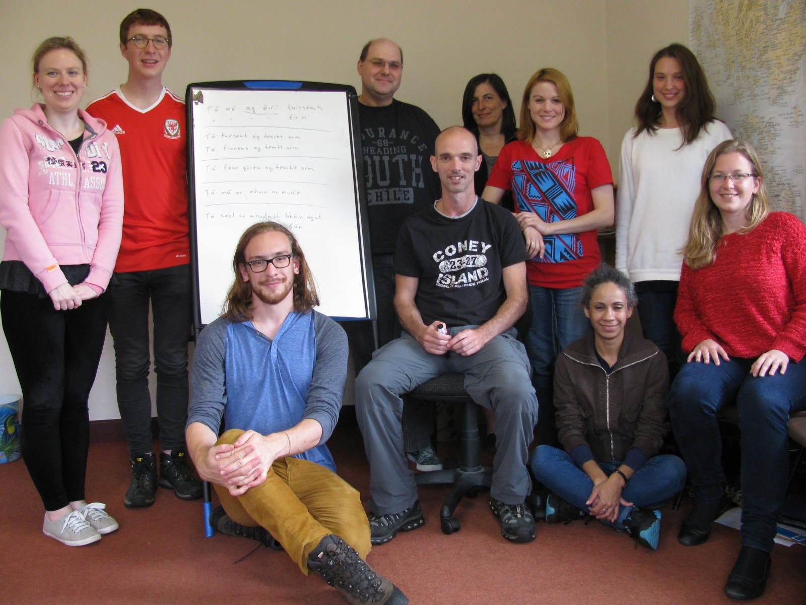 Foghlaimeoirí Gaeilge lena múinteoir Aindriú ag Oideas Gael