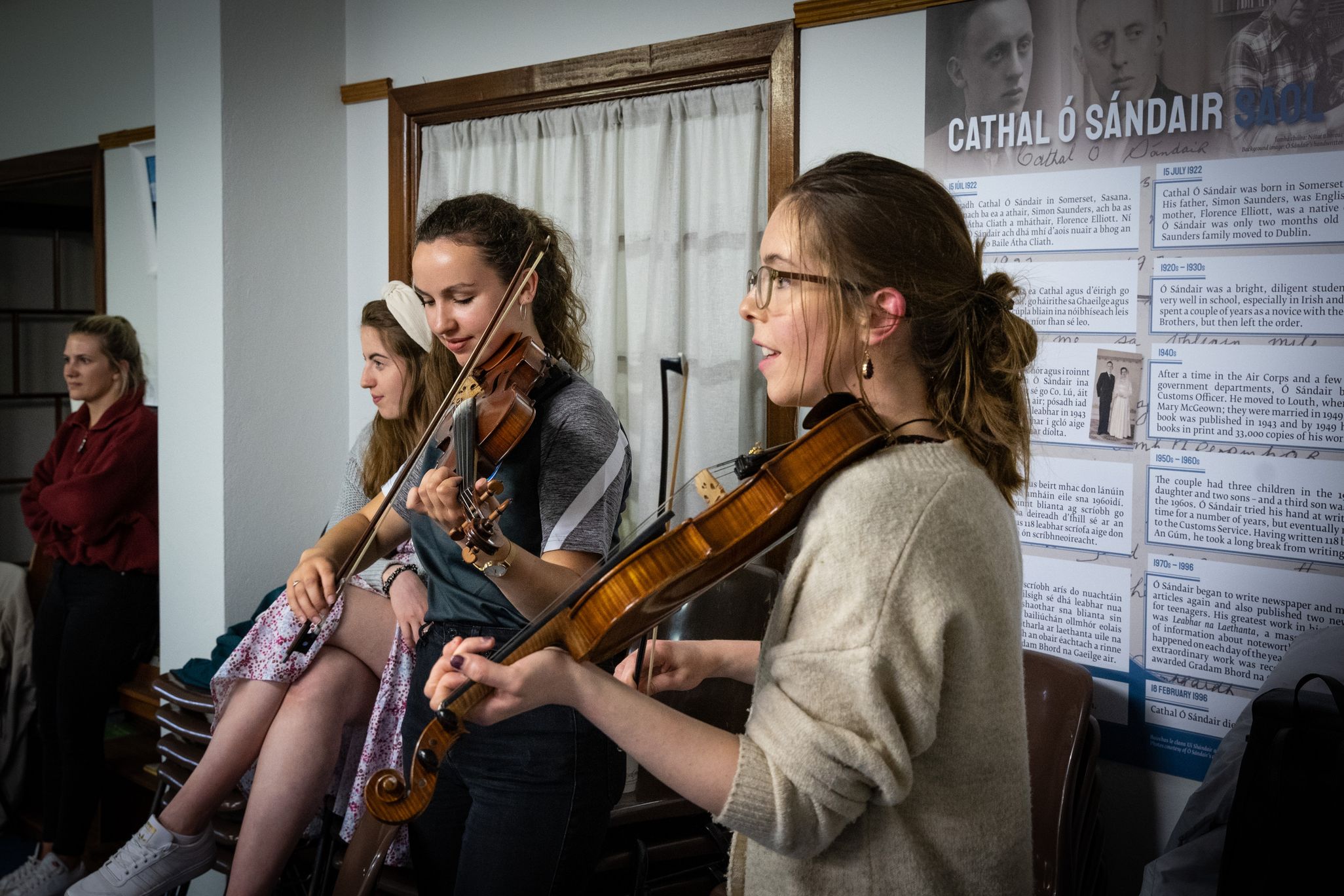 Ceoltóirí ag seinm don damhsa