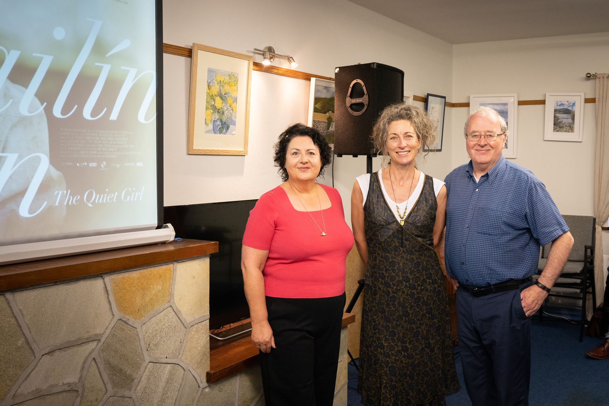 Deirbhile Ní Churraighín, Carrie Crowley & Liam Ó Cuinneagáin ag taispeántas den scannán An Cailín Ciúin in Oideas Gael