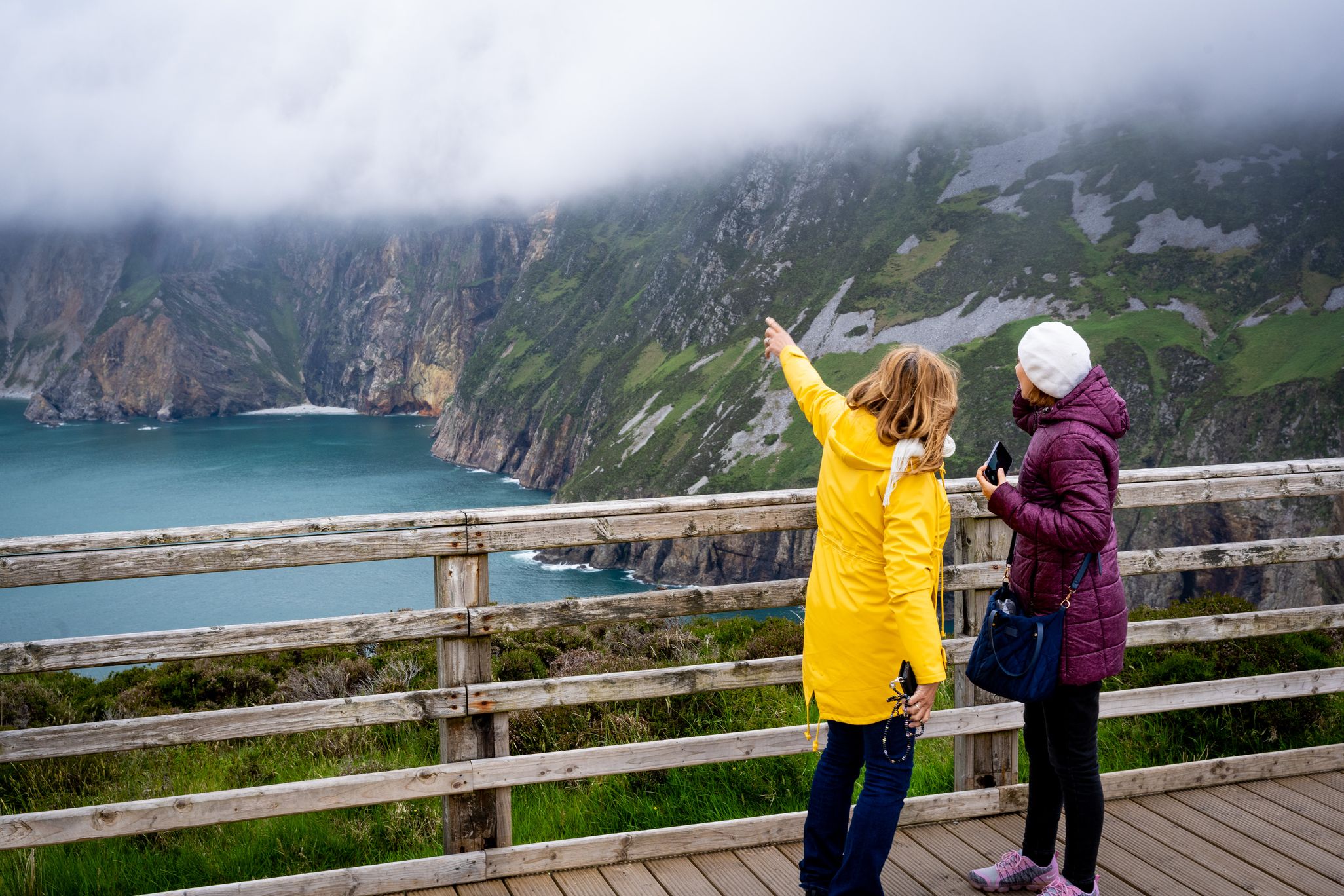 Beirt ag amharc amach ar Bhun Glas, Sliabh Liag