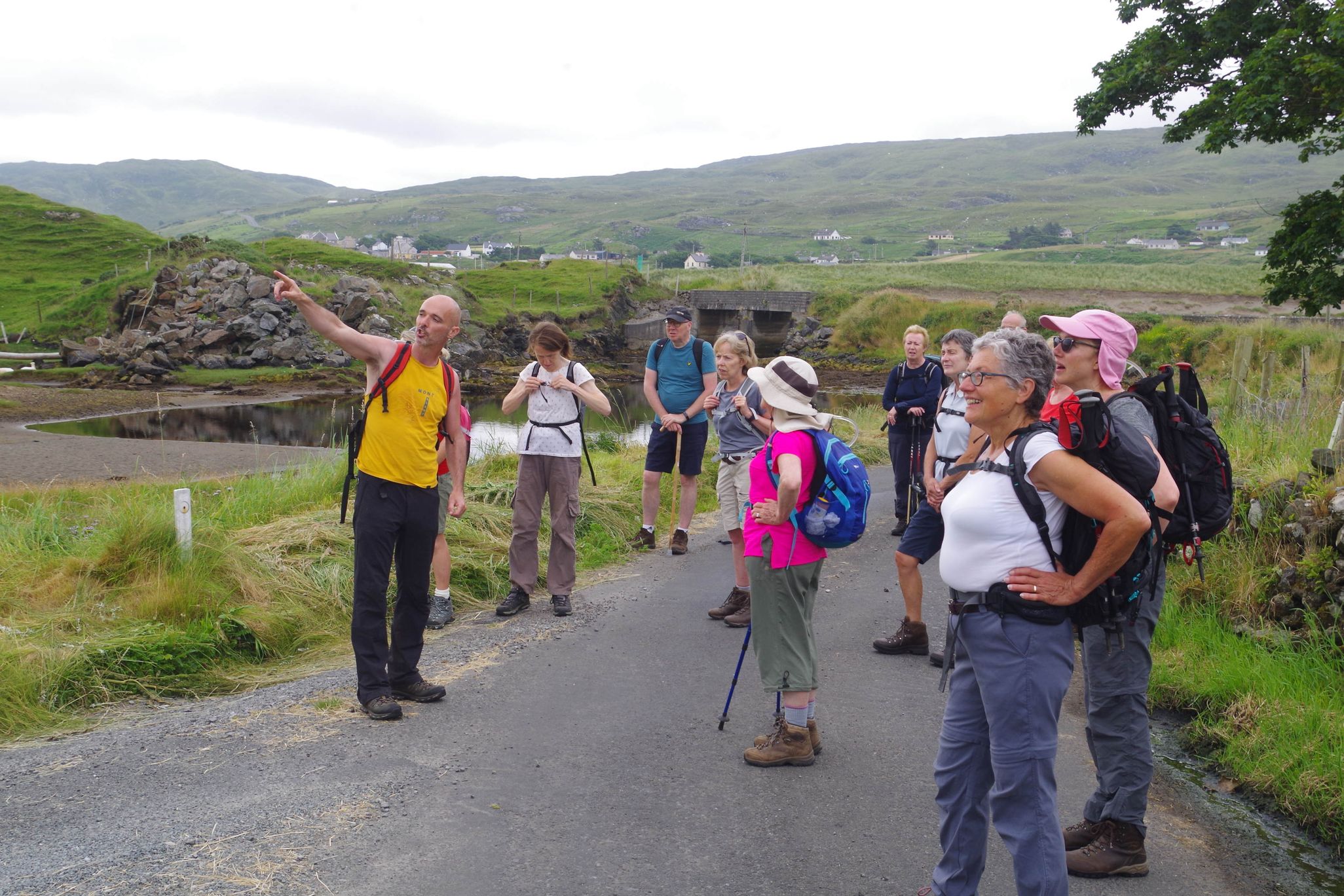 Cúrsa siúl sléibhe ag siúl thart ar Ghleann Cholm Cille