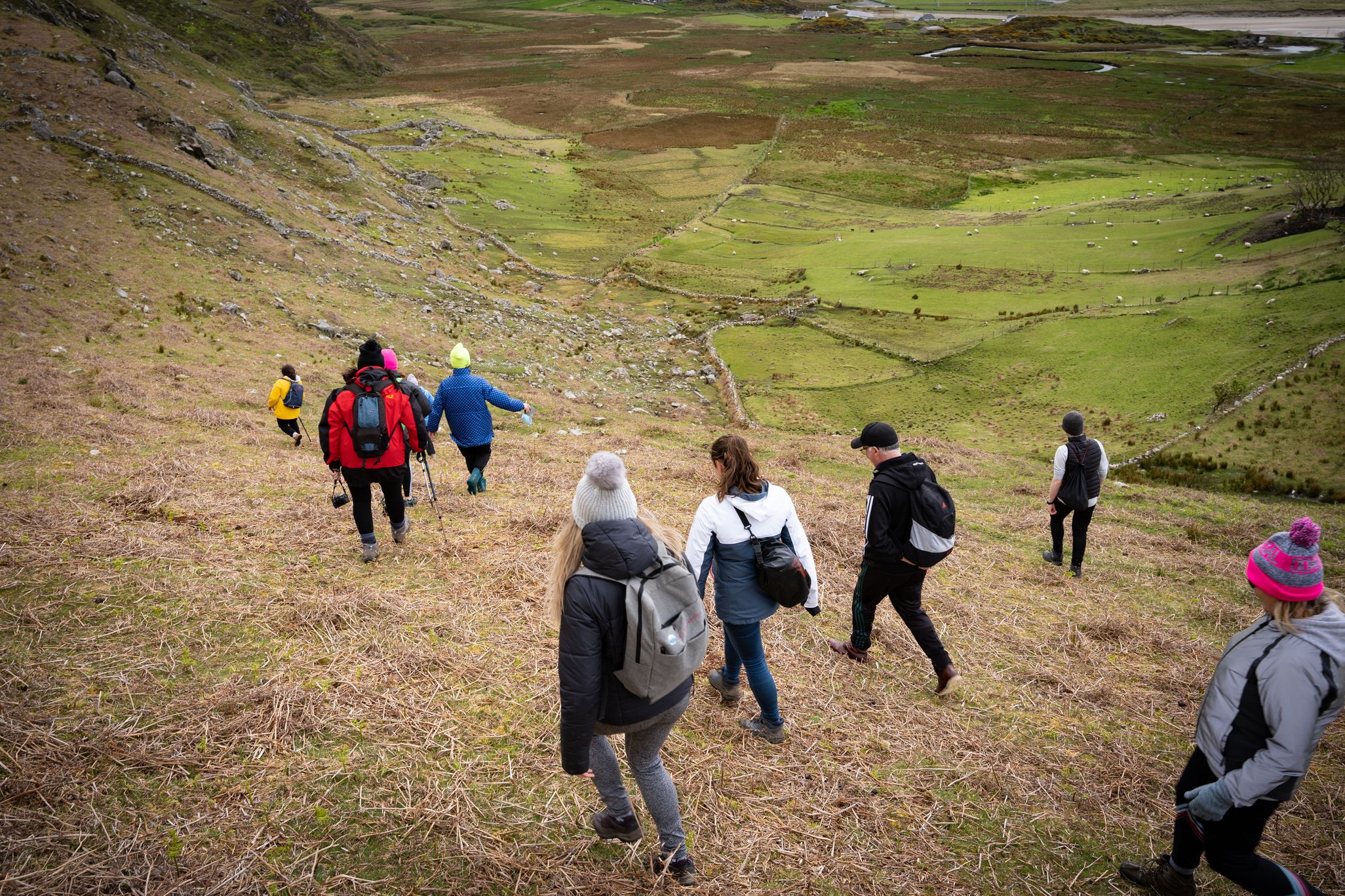 Ag siúl síos Mullach na Cainte ar Thuras Cholm Cille