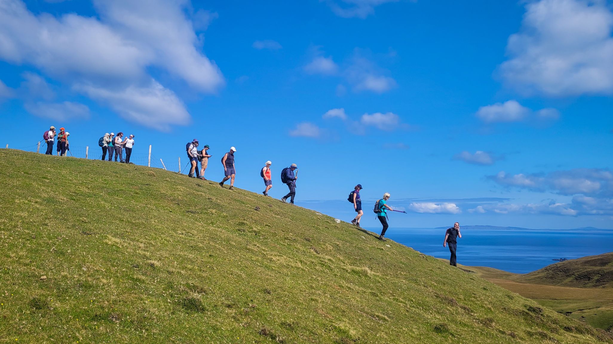 Dream Siúl Sléibhe ag siúl síos an chnoic faoi stiúir an treoraí Brendan McDyer