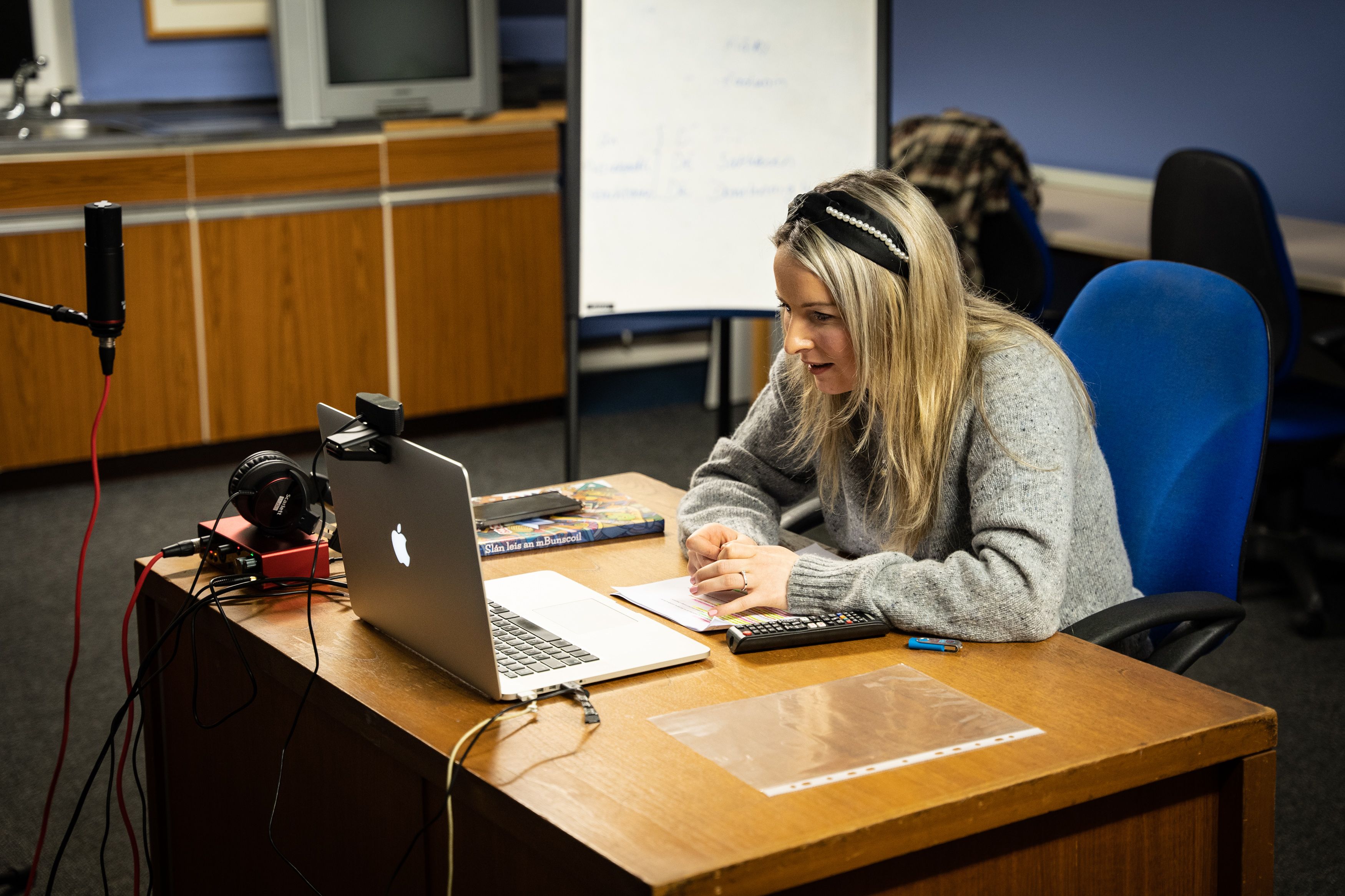 Aisling Ní Churraighín gives a talk to an Oideas Gael Irish class over Zoom