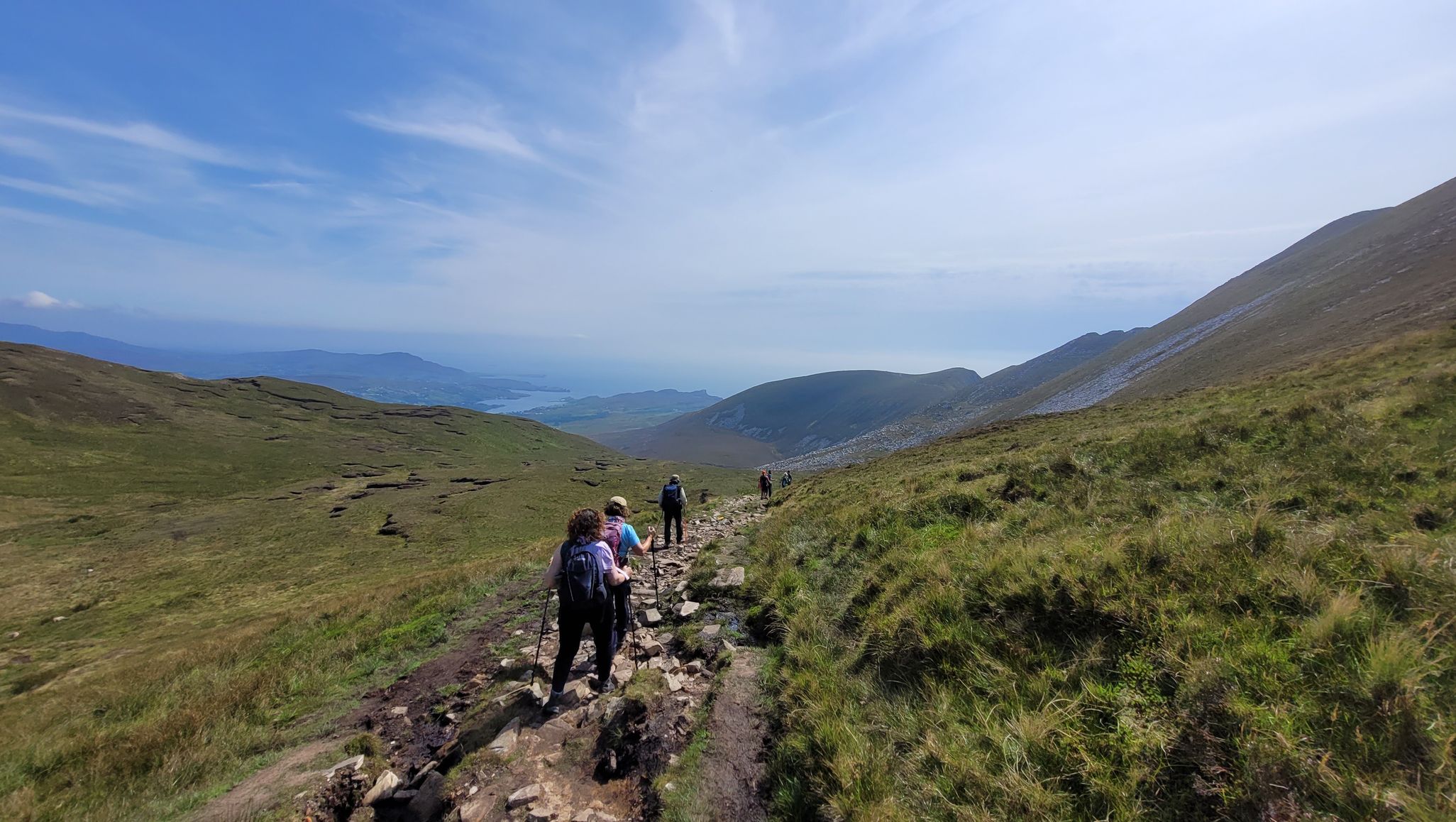 Grúpa ag siúl síos Cosán an Oilithrigh, Sliabh Liag