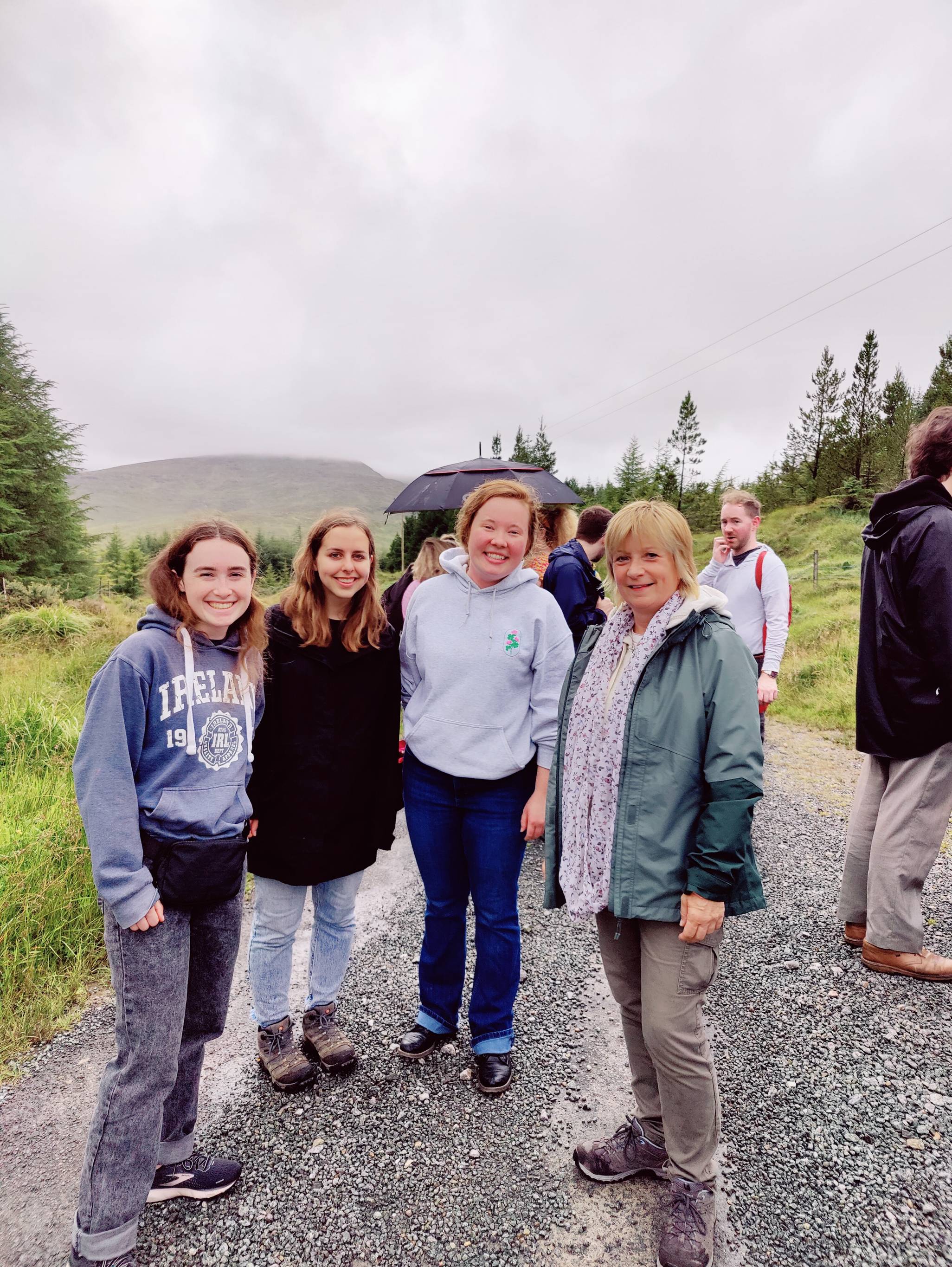 Rannpháirtithe ag siúl sna Cruacha Gorma