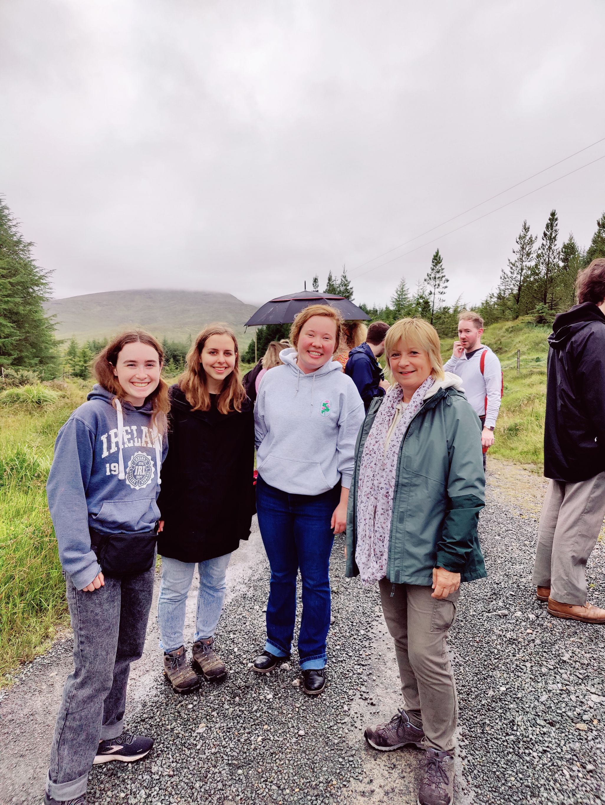 Rannpháirtithe ag siúl sna Cruacha Gorma