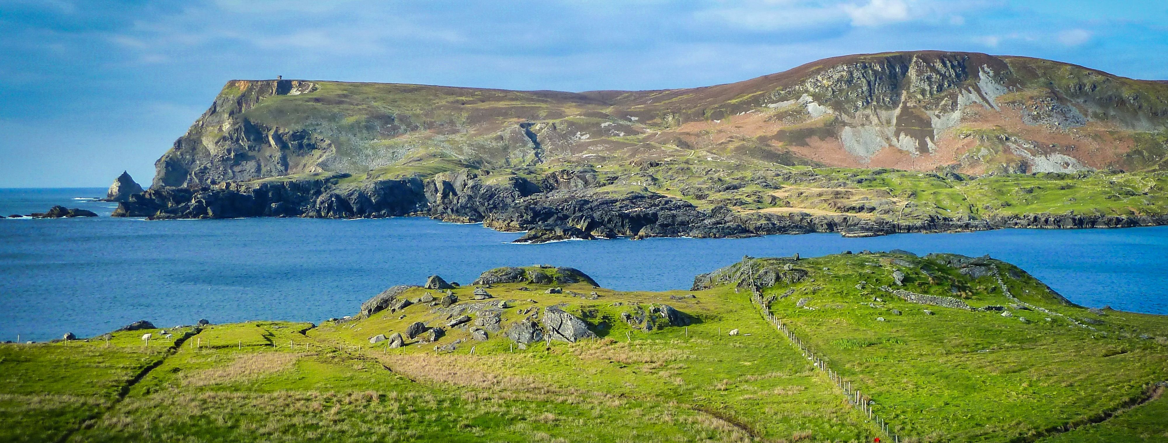 Cionn Ghlinne sa chúlra agus Dún Allt chun tosaigh