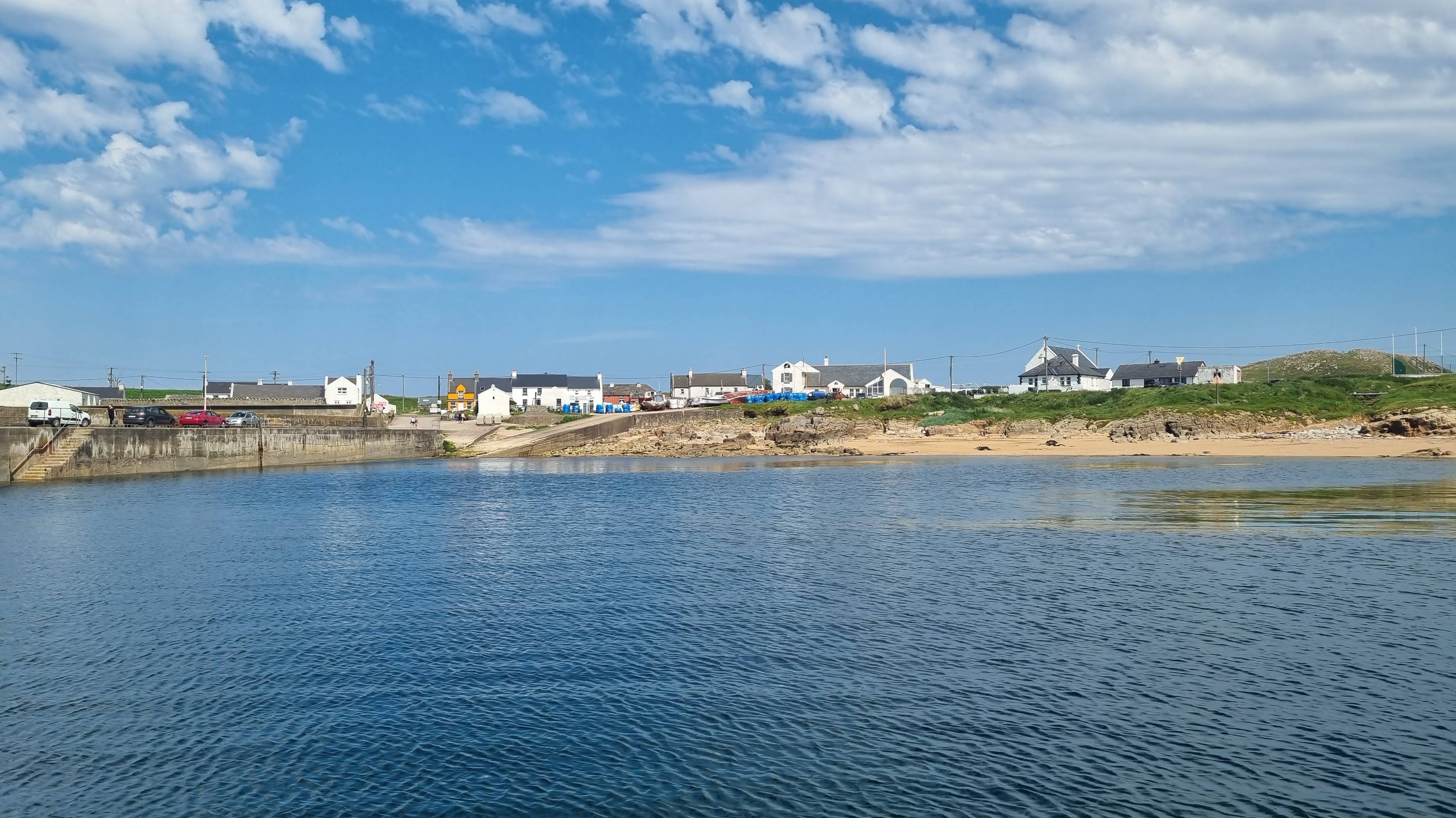 An Baile Thiar, Toraigh, mar a fheictear ón bhád farantóireachta é