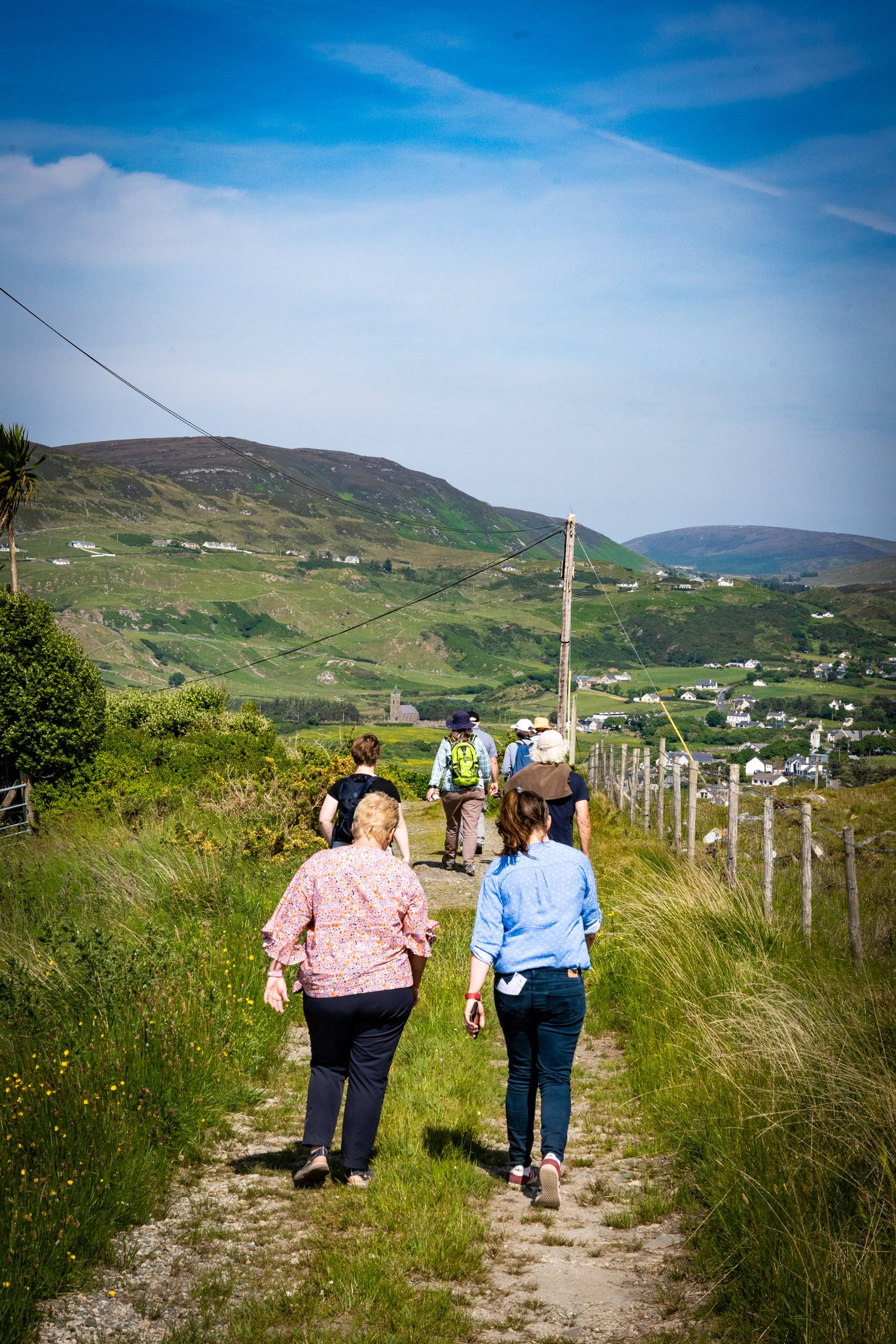 Ag siúl síos an cnoc, lá grianmhar