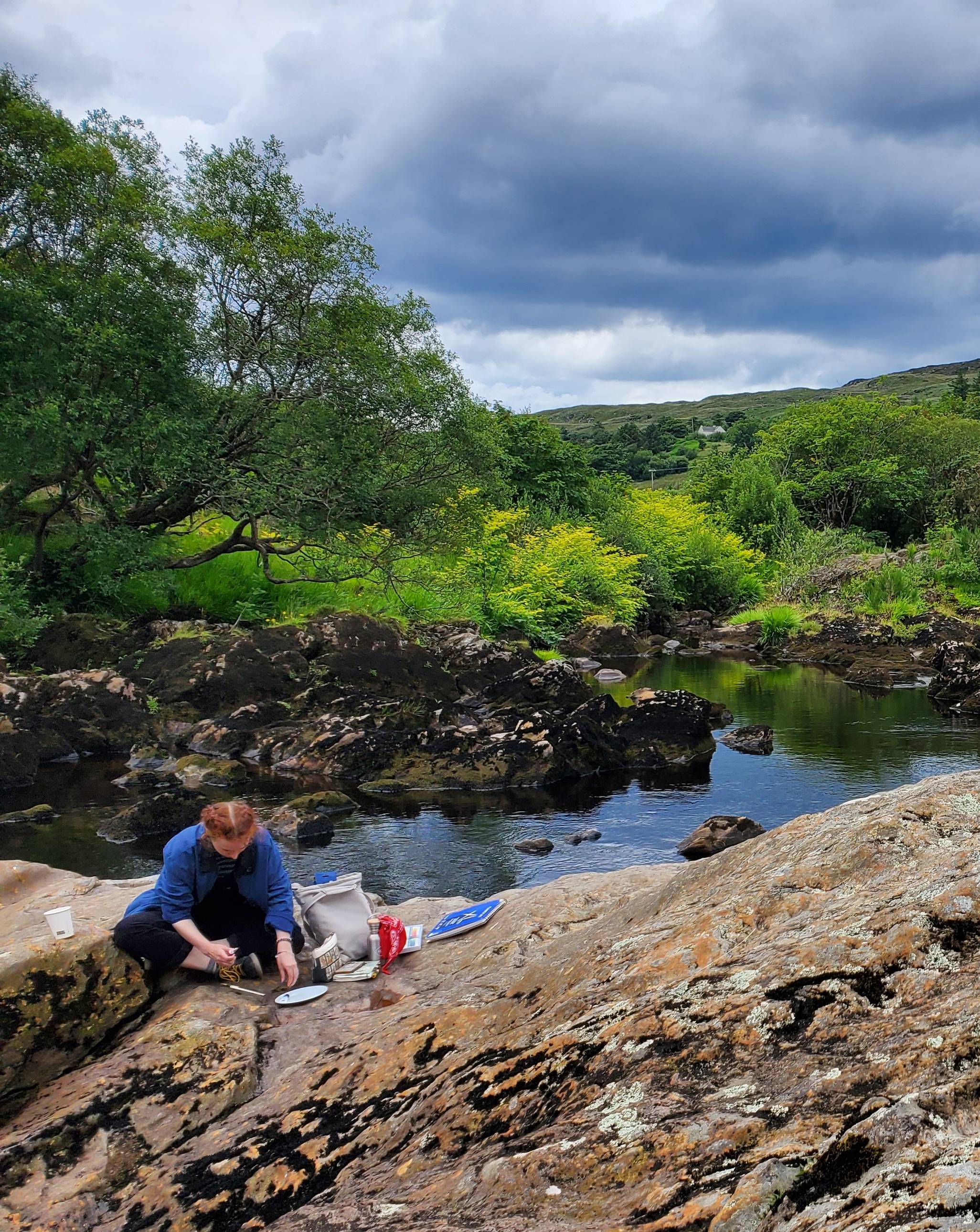 Duine ag péintéireacht ag Céim an Easa, An Charraig