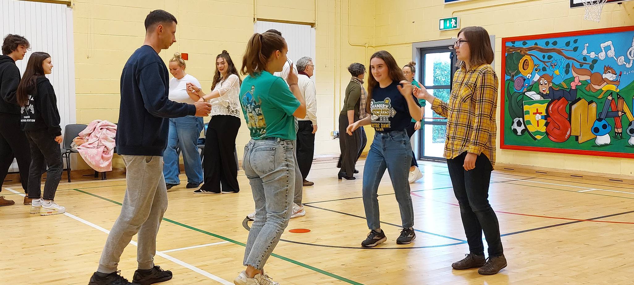 Ag damhsa i Scoil an Choimín