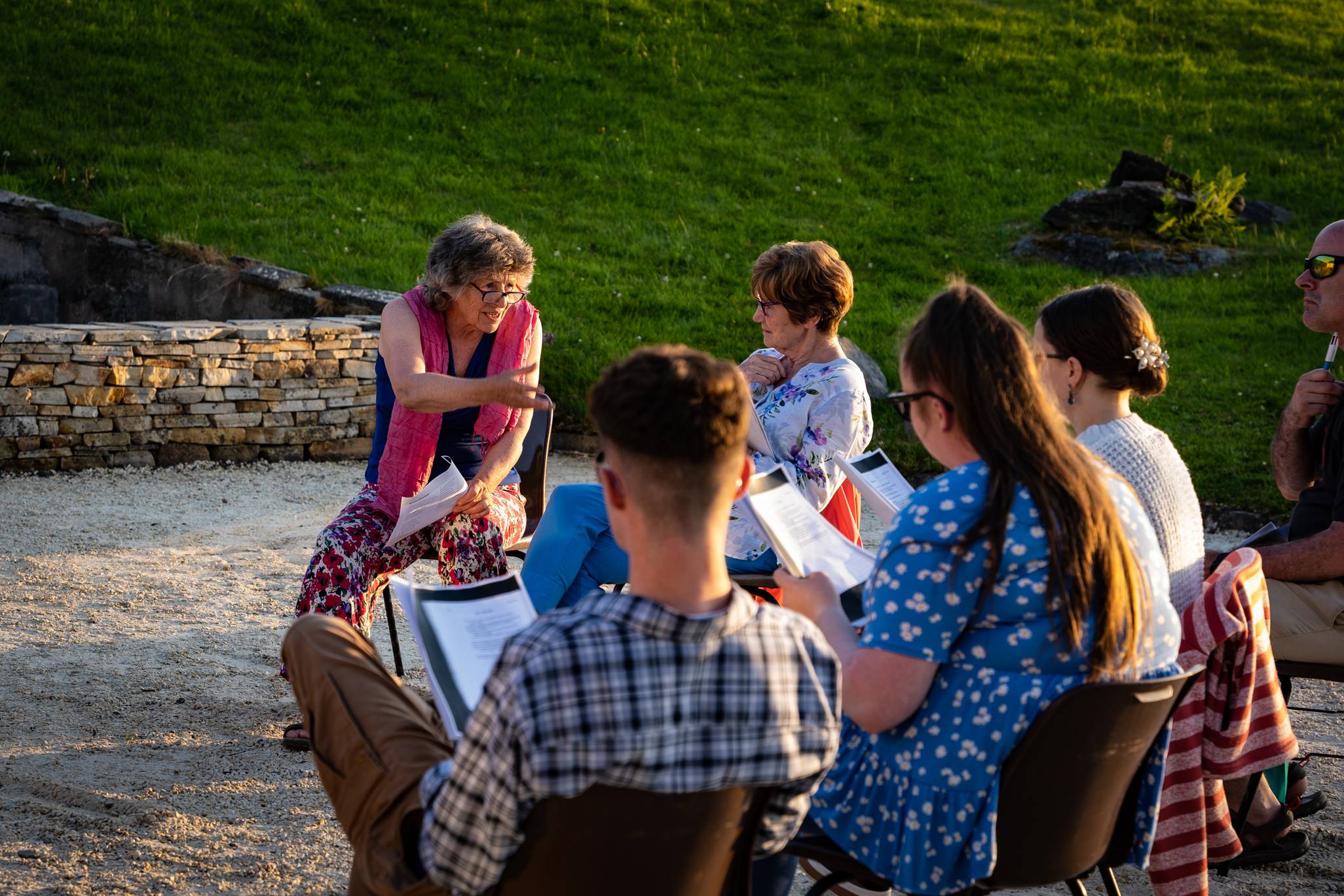 Múinteoir Anna ag plé filíochta leis an rang