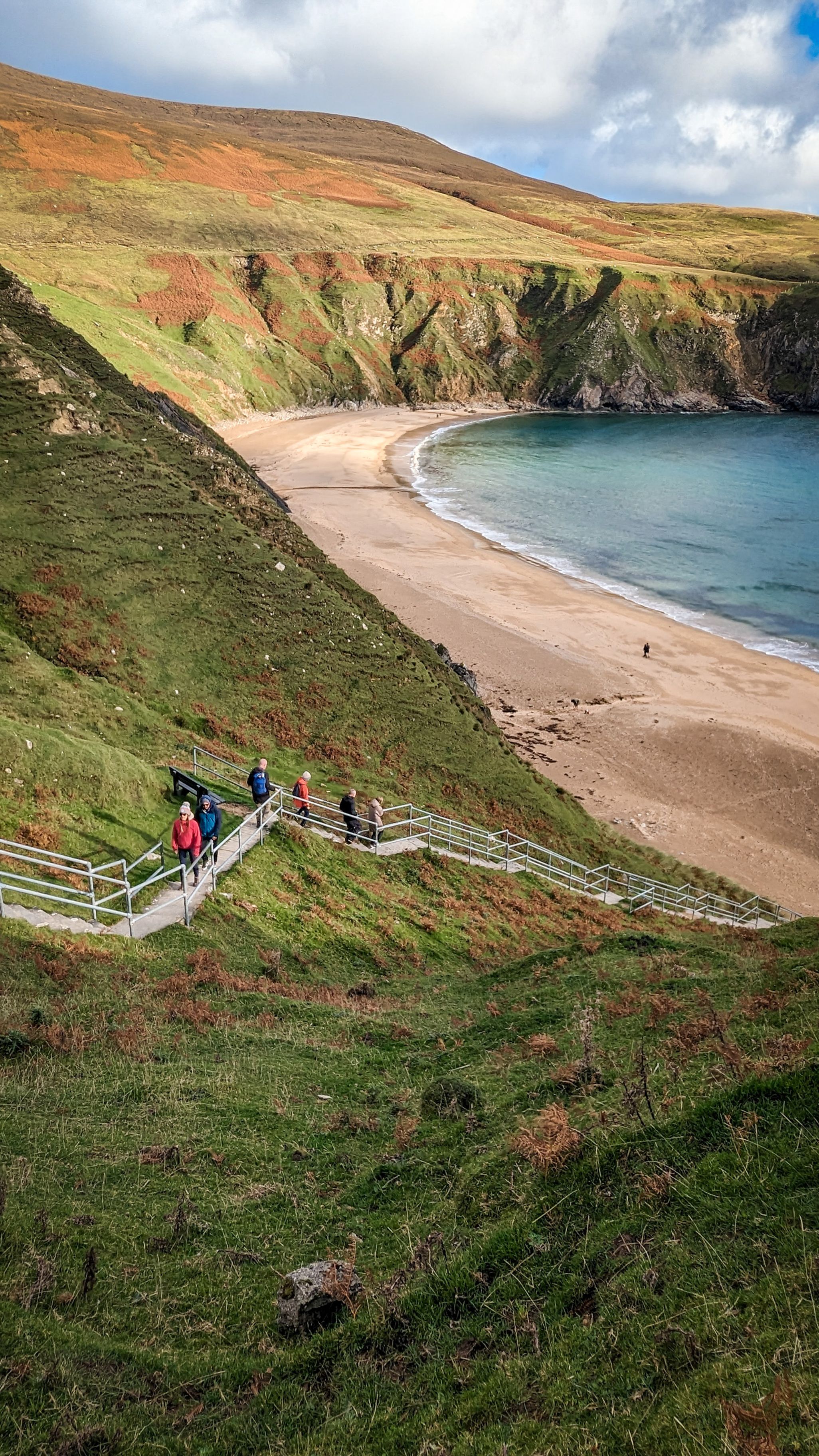 Ag dul síos na céimeanna chuig an Trá Bhán, ar an Mhálainn Bhig