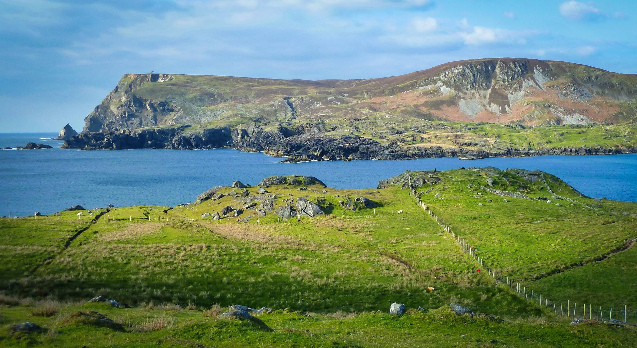 Cionn Ghlinne sa chúlra agus Dún Allt chun tosaigh