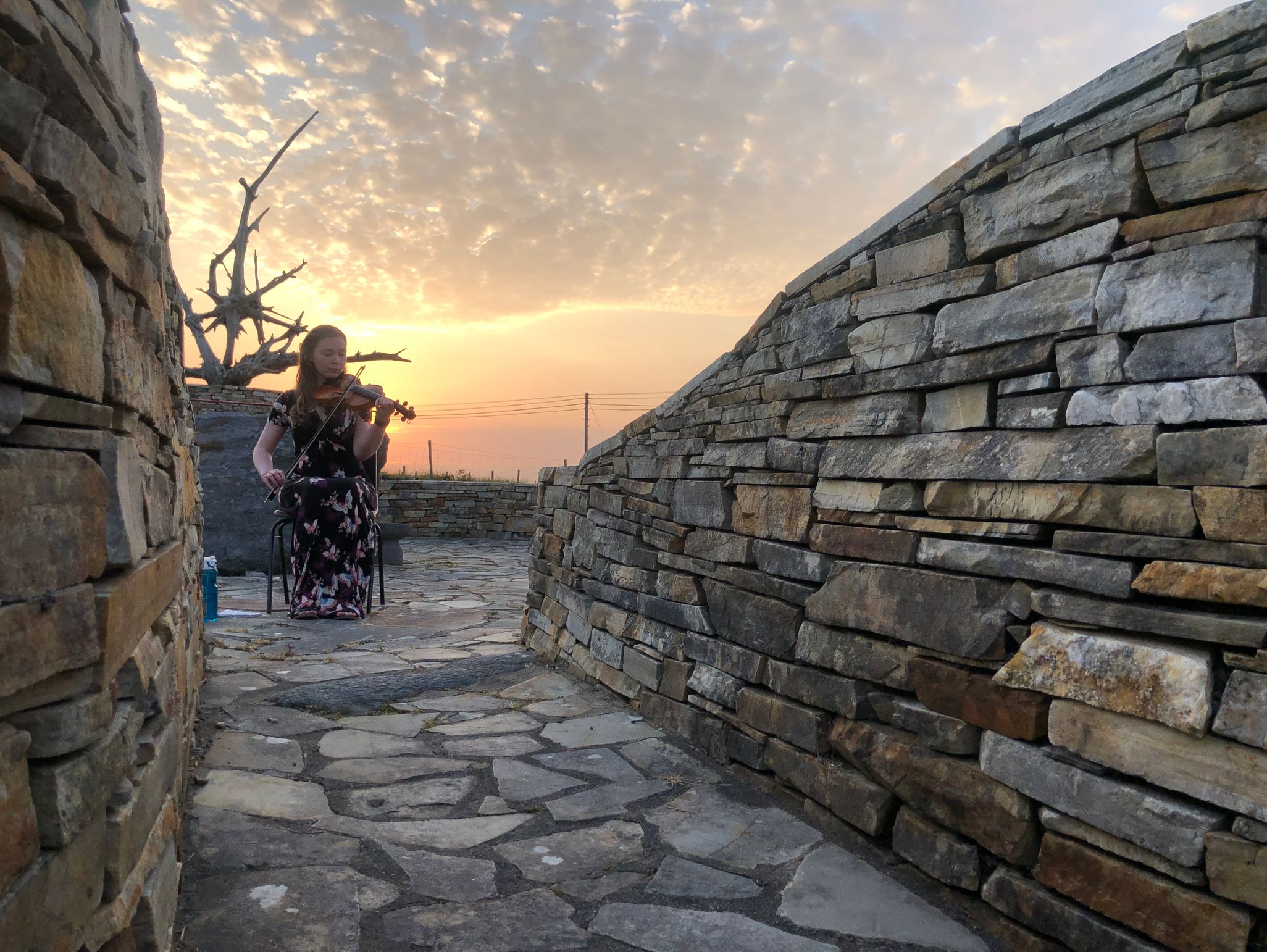 Ellie Nic Fhionnghaile ag seinm na fidile taobh amuigh d'Oideas Gael