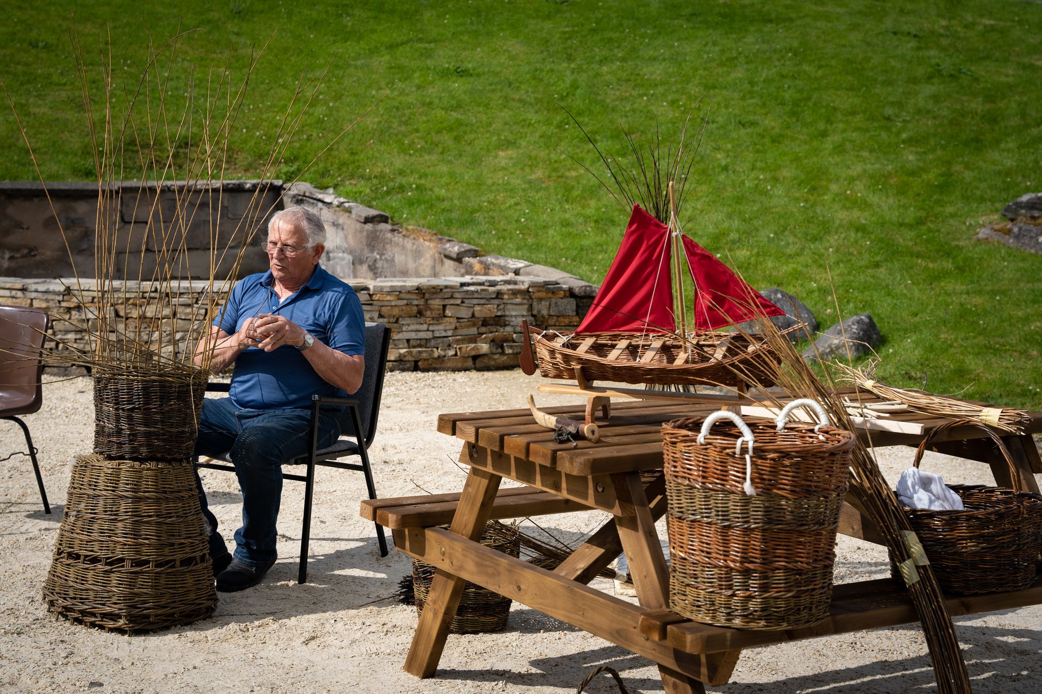 Eoghan Ó Curraighín i mbun caoladóireachta amuigh faoin aer