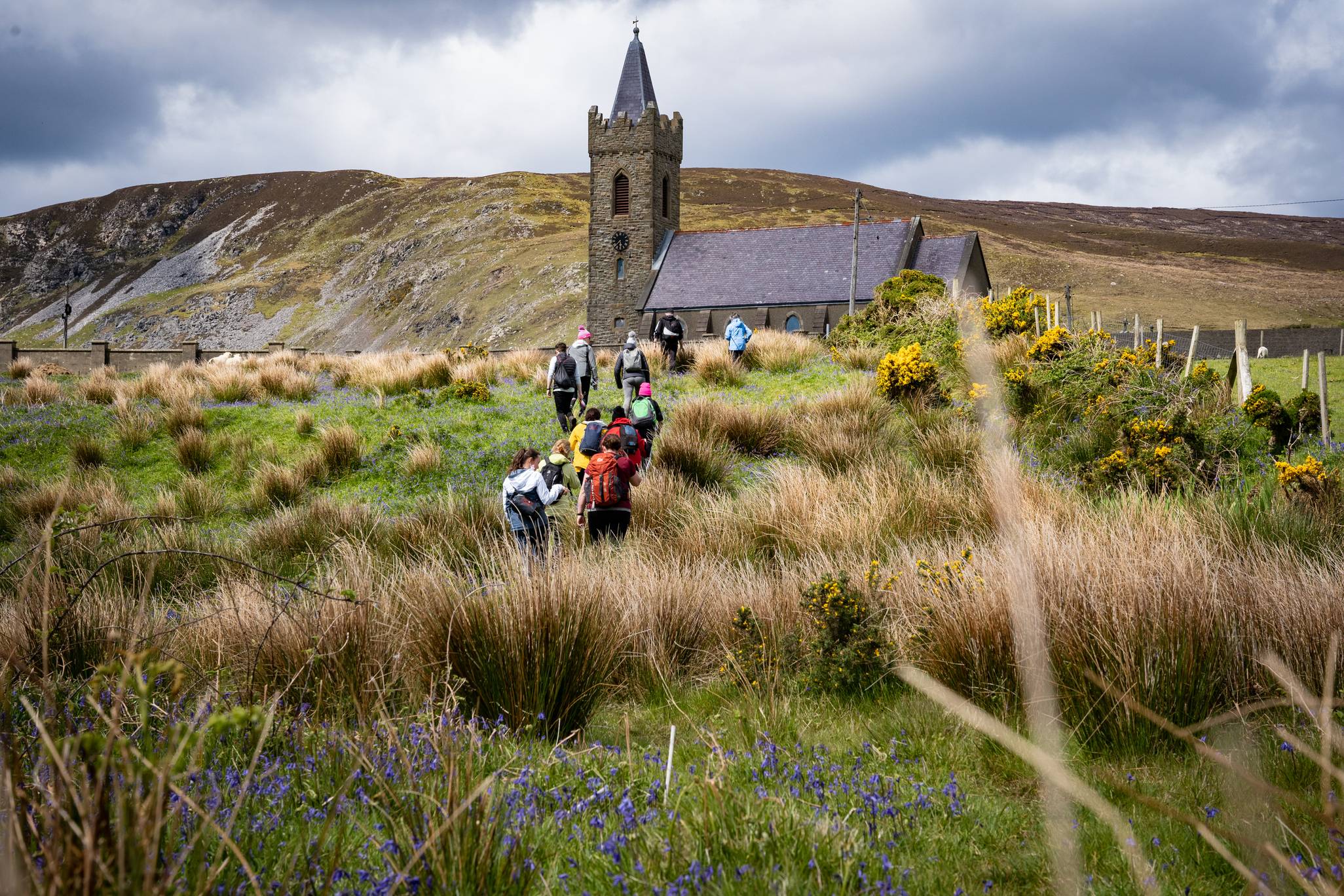 An chuid dheireanach de Thuras Cholm Cille, ag siúl i dtreo Theampall Naomh Colm Cille