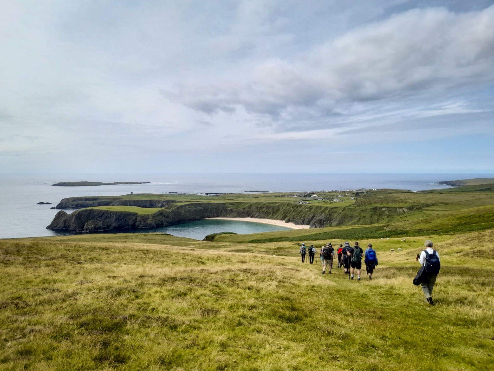 Rannpháirtithe ar chúrsa Siúl Sléibhe de chuid Oideas Gael ag siúl as Sliabh Liag i dtreo na Trá Báine, ar an Mhálainn Bhig