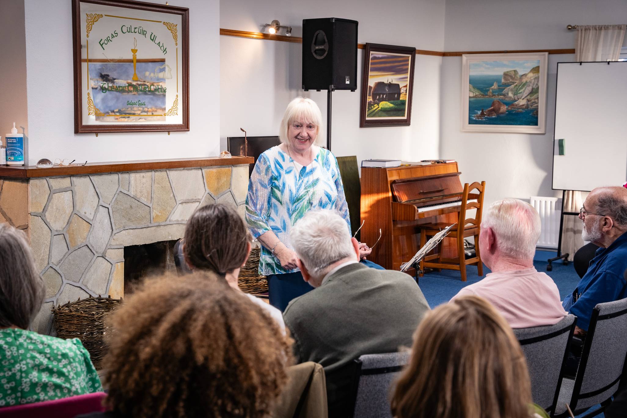Gearóidín Breathanach i mbun ceolchoirme in Oideas Gael