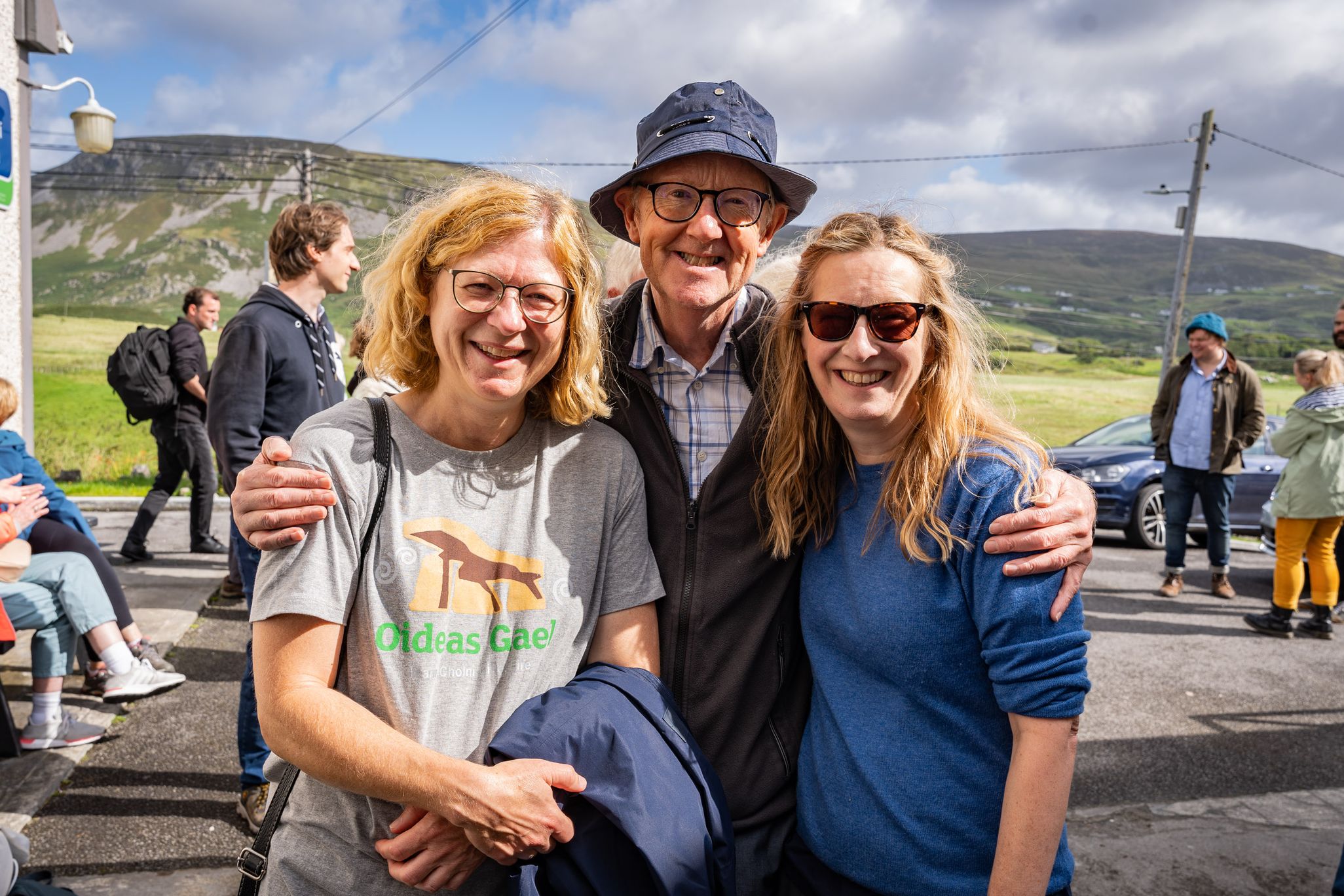 Seán Mac Tréinfhir le rannpháirtithe i Scoil Samhraidh Oideas Gael