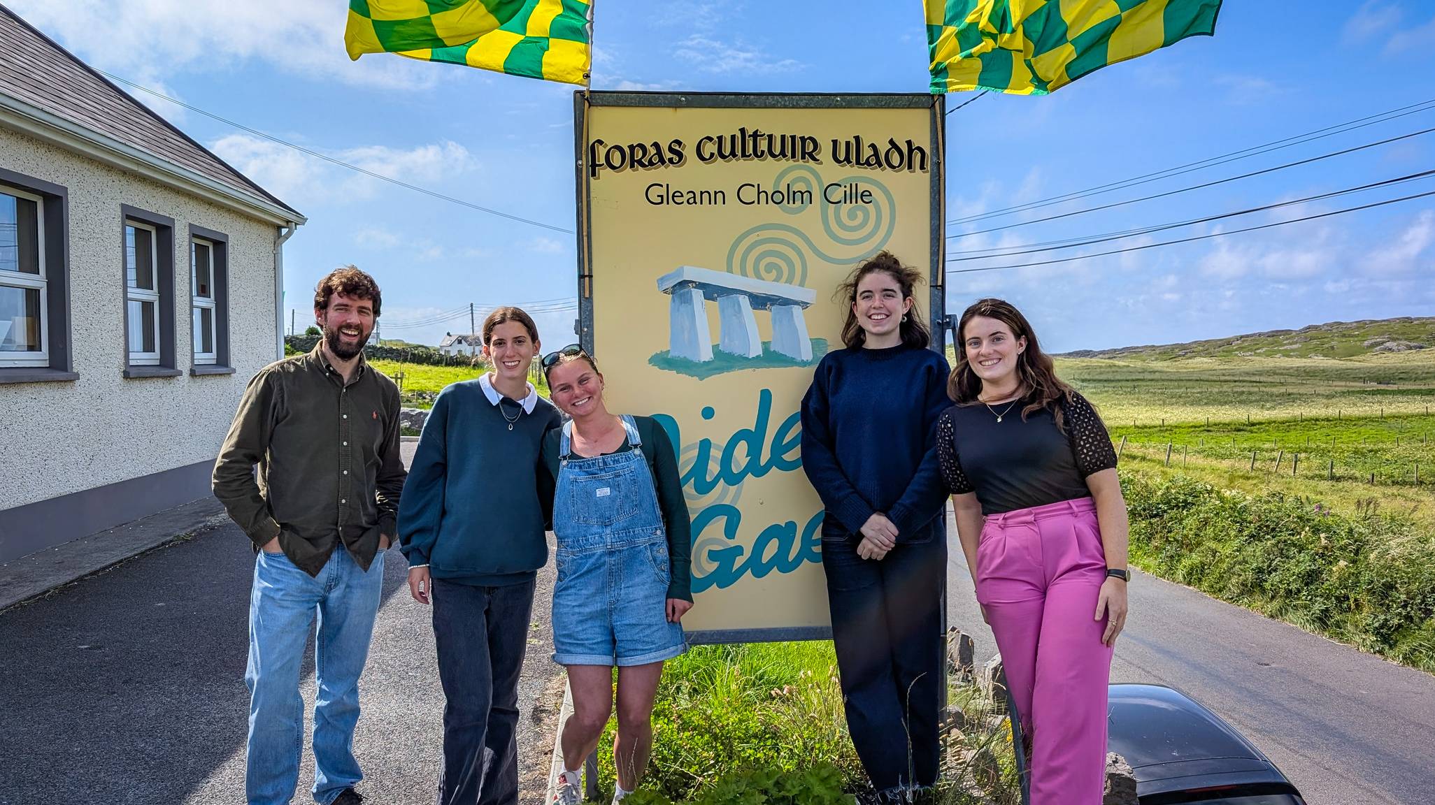 Múinteoirí Oideas Gael le roinnt mac léinn de chuid Ollscoil Notre Dame a bhí ag freastal ar chúrsa