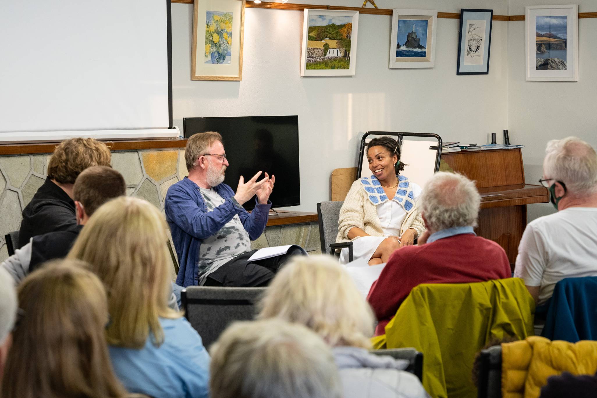 Ray Yeates i mbun comhrá le Emma Dabiri in Oideas Gael